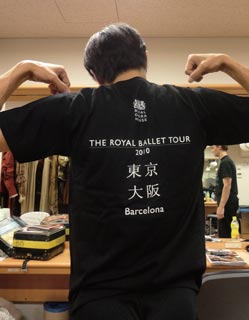 バレエ団では毎回ツアー用にオリジナルT シャツを製作。今回は日本・スペイン・ツアーでした