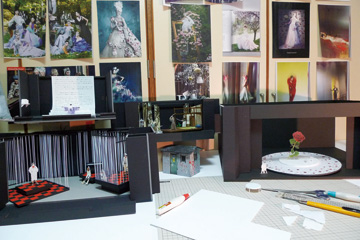 壁に沢山のイラスト。机にはモックが並ぶ。