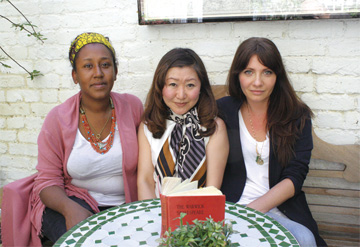 本屋兼カフェ「Book and Kitchen」を経営するムナさん（写真左端）とPRを担当するアレックスさん（同右端）