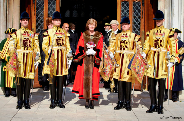 新市長と黄色の制服を着た4人の紳士