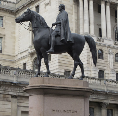 馬に乗っているウェリントン公銅像