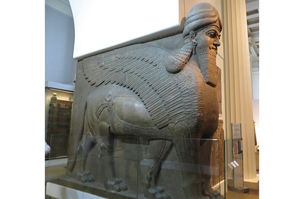 アッシリアの人頭有翼獣像（大英博物館蔵）