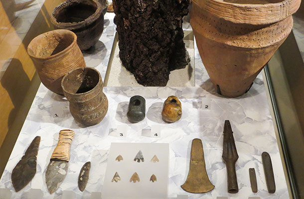 鐘状ビーカーと青銅器（ロンドン博物館蔵）
