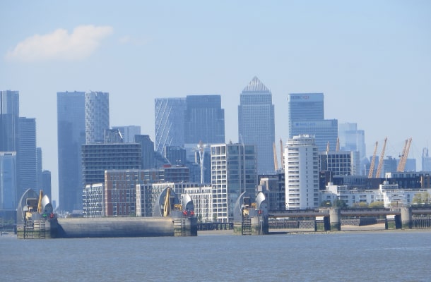 ロンドン高層ビル街を背景にした前衛的なテムズ・バリア