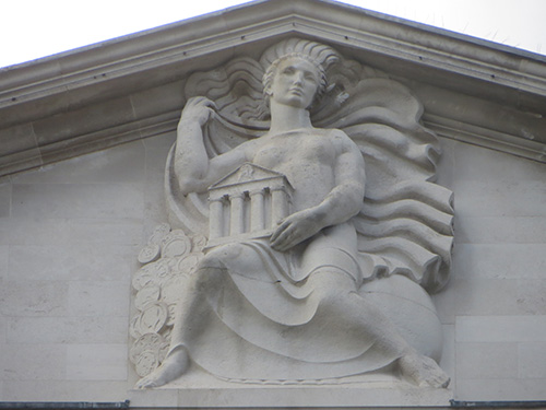 正面の彫刻名は「Lady of Bankof England」　