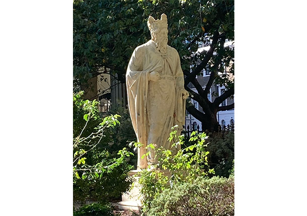 アルフレッド大王の像