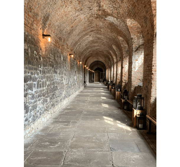 修道院の回廊は俗世との境界