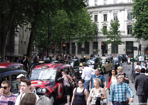 ロンドン市内中心部に結集したタクシーの列
