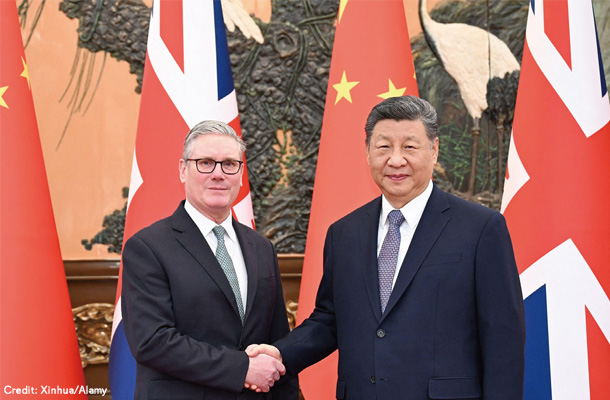 握手するスターマー首相と習近平国家主席