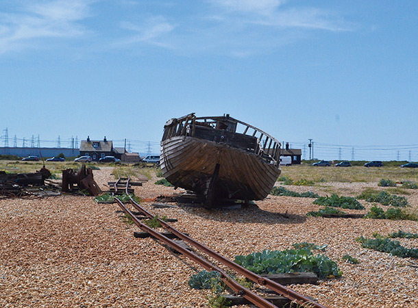 石ころの浜辺には何隻も船が打ち捨てられており、あらゆるものが錆びている