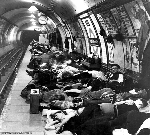 1940年、エレファント&キャッスル駅の構内。多くの人がプラットフォームに直接寝転がっている