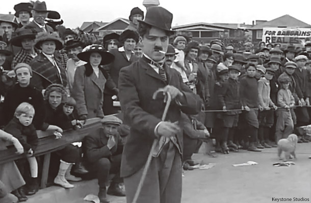 チャップリンがこの扮装で初めてスクリーンに登場したのは映画「Kid Auto Races at Venice」（「キッド・オート・レーシーズ・アット・ヴェニス」）（1914年）だと言われている