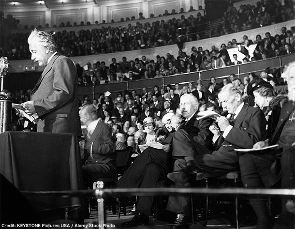 1933年6月17日、ホールで講演するアインシュタイン博士（写真左）