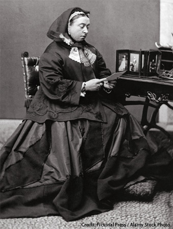 喪服を着るヴィクトリア女王。1867年撮影