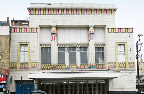 ロンドン北部イズリントンのエセックス・ロードにあるカールトン・シネマ（1930年オープン）。外装、ロビーはエジプト風の装飾が施されている
