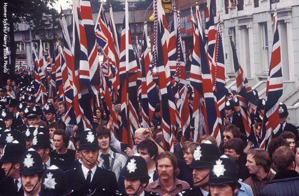 1977年にロンドン南部ルイシャムで示威運動をする国民戦線