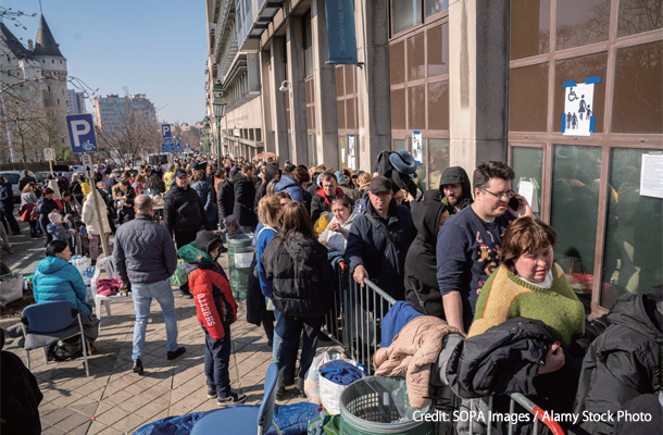 ウクライナを脱出し、ベルギーのブリュッセルにある申請センターで難民申請を待つ人々