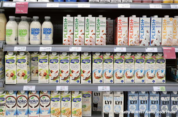 牛乳に代わるデイリー・フリーのプラント・ベース商品が並ぶ陳列棚