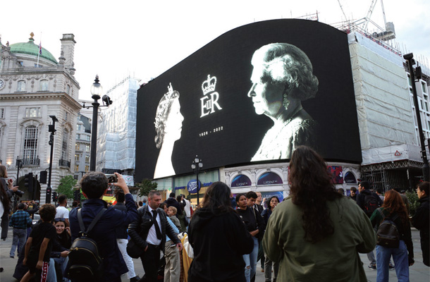ピカデリー・サーカス駅前の電子広告に映し出された女王の姿