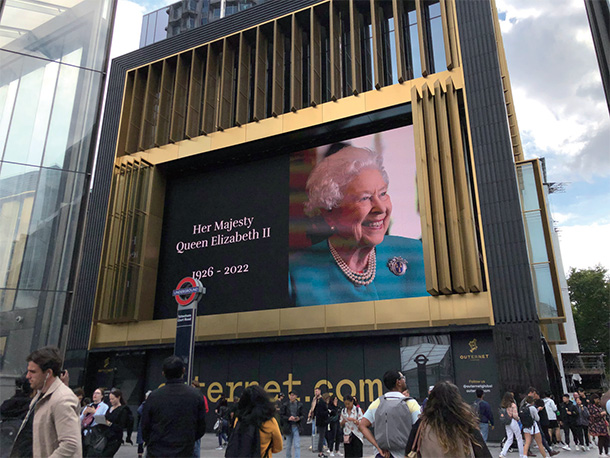2022年9月9日、ロンドンの中心部トッテナム・コート・ロード駅の外側に掲げられた、エリザベス女王を追悼するサイネージ