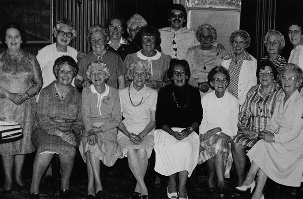 1986年に当時クリフのもとで働いていた女性たちが再会した時の集合写真