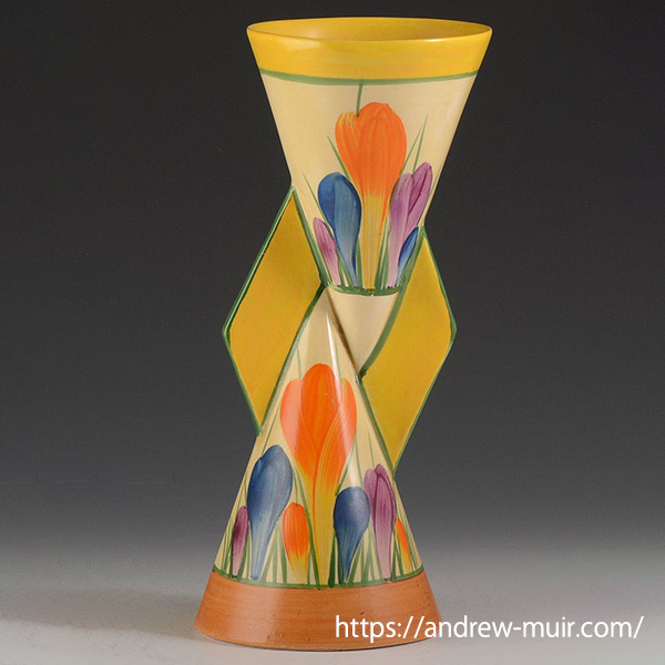 ヨーヨー・ヴァースと呼ばれる特徴的な形の花瓶。クリフは25個ほどのヨーヨー・ヴァースを作ったが、「クロッカス」パターンは2つしか存在しないそう