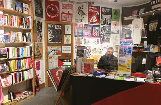 さまざまな団体のチラシやポスターが置かれたフリーダムの店内