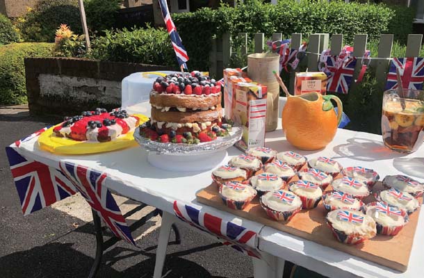 ピムスやケーキ、カップ・ケーキなどデザートがいっぱい