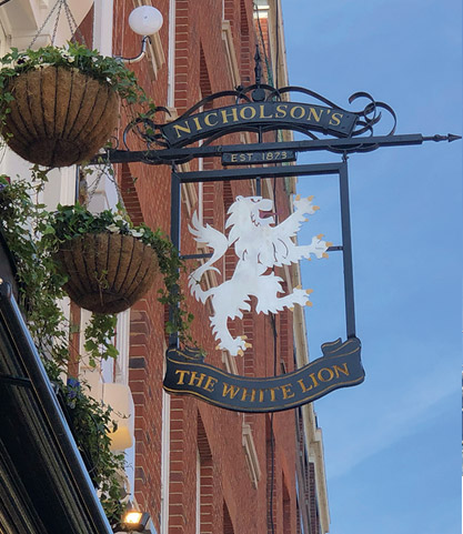 パブ The White Lion