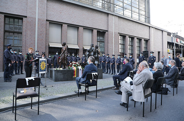 フリードリヒシュトラーセ駅前の記念碑前で行われた記念式典にて。スピーチをするペトラ・パウ連邦議会副議長