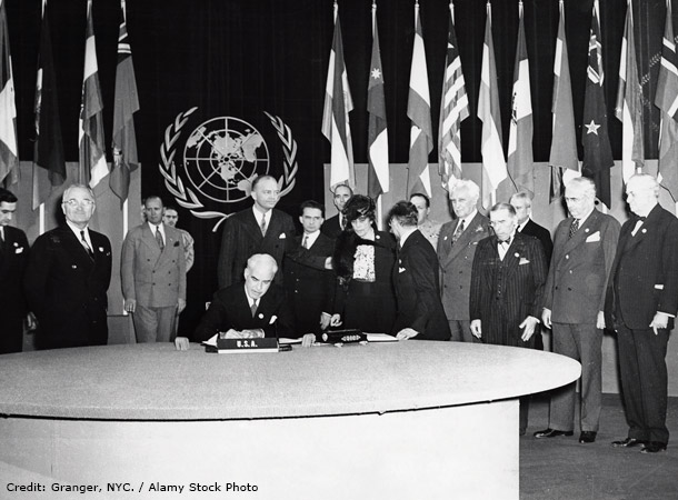 1945年6月26日、国連憲章に署名をする各国の代表